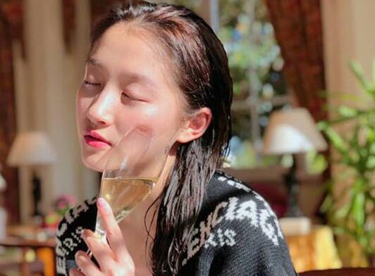 侧颜杀!关晓彤素颜近照性感撩人 