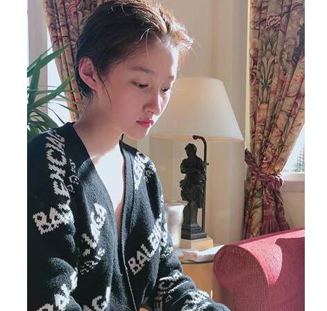 气色红润!关晓彤素颜近照疑似没穿内衣?"鹿嫂"手拿香槟微醺迷人 - 文娱 - 舜网新闻