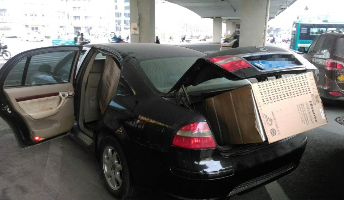 济南一车主为省钱后备箱装进2台空调 被罚了200元