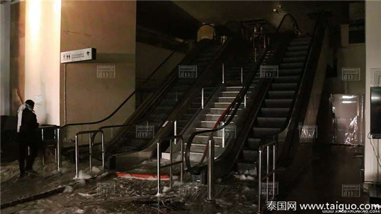 泰国机场起火浓烟滚滚 1000多名旅客慌忙逃命场面混乱