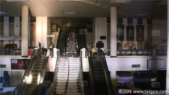 泰国机场起火浓烟滚滚 1000多名旅客慌忙逃命场面混乱