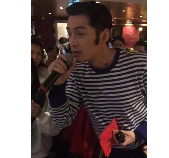 一脸呆萌！胡歌现某公司年会造型吸睛 穿海魂衫的