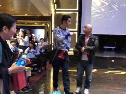 一脸呆萌！胡歌现某公司年会造型吸睛 穿海魂衫的