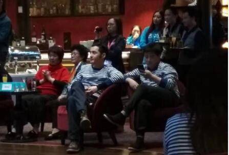 一脸呆萌！胡歌现某公司年会造型吸睛 穿海魂衫的