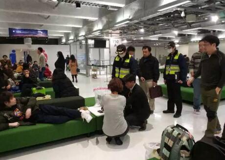态度恶劣!175名游客滞留日本机场 工作人员不断对游客大喊