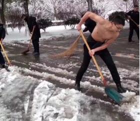 正能量!辅警赤膊铲雪走红 90后小哥超有型干活冒汗直接扒衣