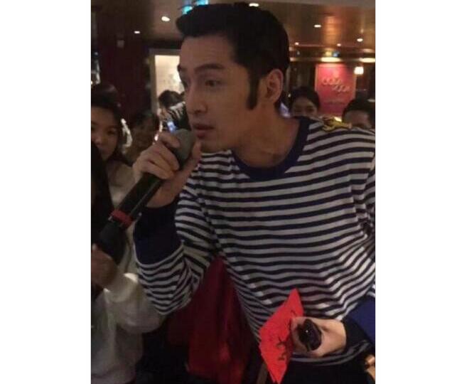 1月26日，有网友晒出了胡歌现身某公司年会的照片。