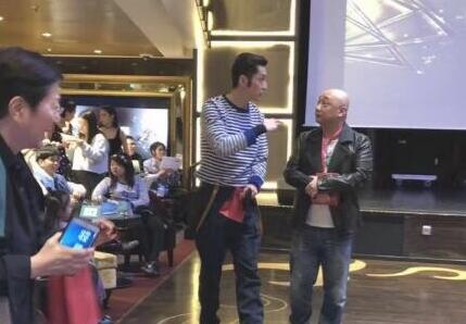 1月26日，有网友晒出了胡歌现身某公司年会的照片。