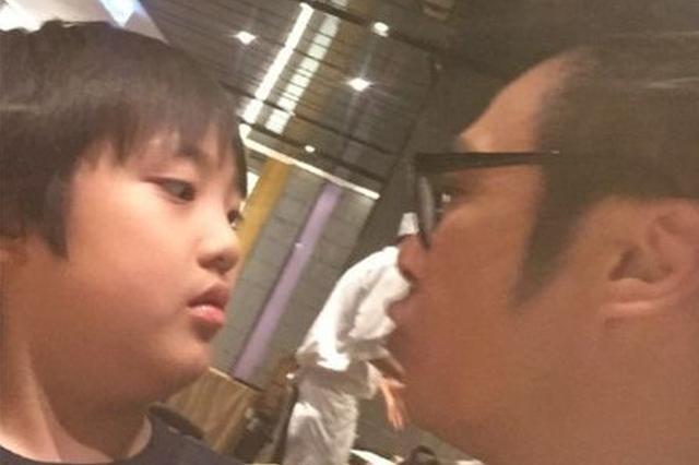 心疼！吴镇宇晒费曼近照疤痕明显 爸爸去哪2费曼眼角受伤所致