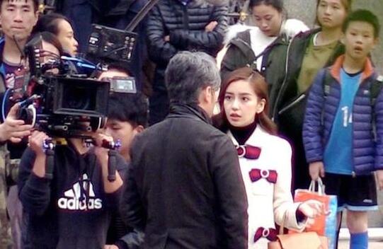 晚节不保?Baby闹市遭围观 抠图女神带庞大助理团队吓坏吴秀波