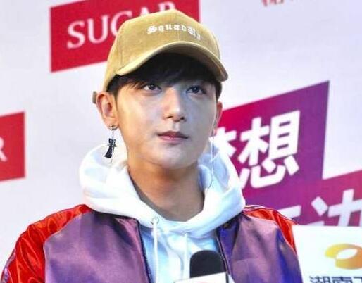 男友力MAX!黄子韬现身成都 《谈判官》与杨幂搭戏CP感十足