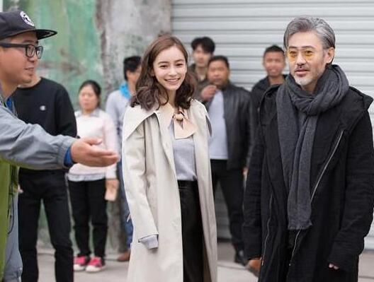 晚节不保?Baby闹市遭围观 抠图女神带庞大助理团队吓坏吴秀波