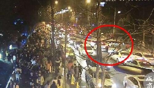 午夜惊魂！克隆出租连撞6车 奇葩司机视若无睹继续前行太疯狂 