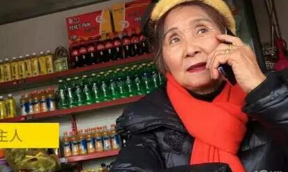 “儿媳爱吃，50个监控在谁敢偷！”在小区挂腌猪头的可爱小老太要火