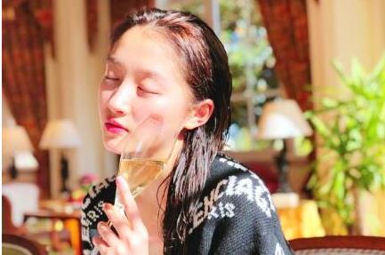 美人出浴！关晓彤素颜近照超诱惑 “鹿嫂”手拿香槟头发湿漉漉