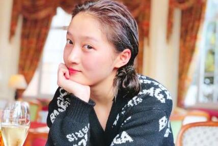 美人出浴！关晓彤素颜近照超诱惑 “鹿嫂”手拿香槟头发湿漉漉