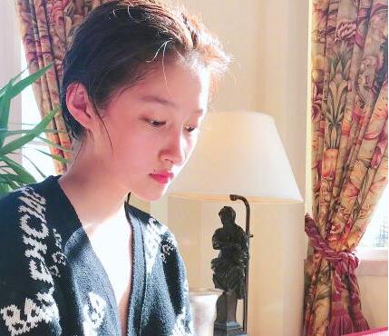 美人出浴！关晓彤素颜近照超诱惑 “鹿嫂”手拿香槟头发湿漉漉