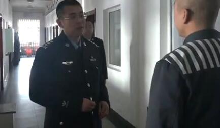 泪目!最美监狱警察:客串“医生”“护士”角色 勇于制服袭警艾滋病犯 被带血玻璃划伤险遭感染