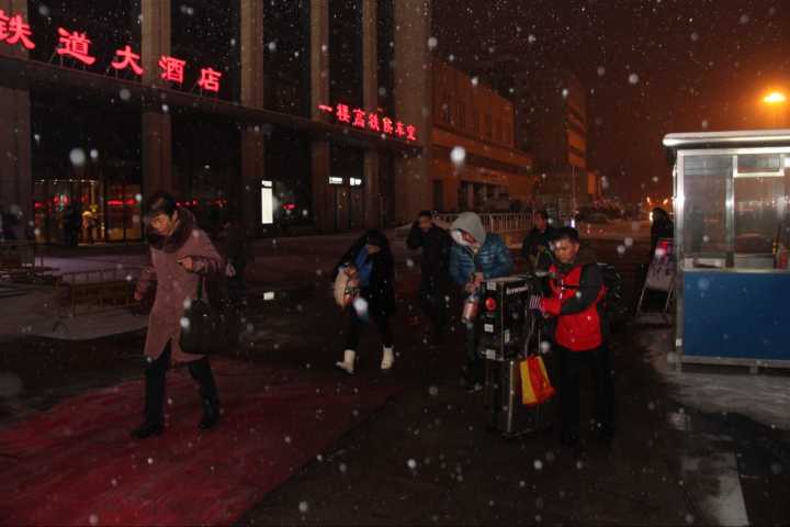 山东大范围降雪 济南火车站多项措施应对