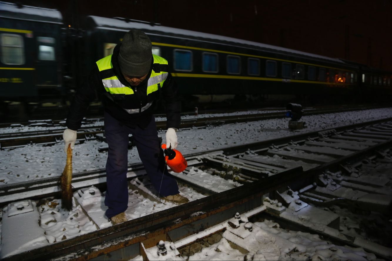 山东大范围降雪 济南火车站多项措施应对