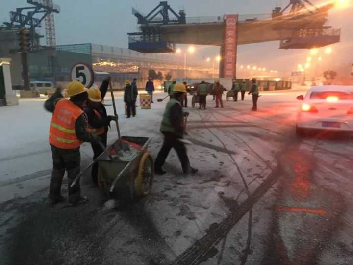 扫雪除冰暖人心 济南地铁在行动