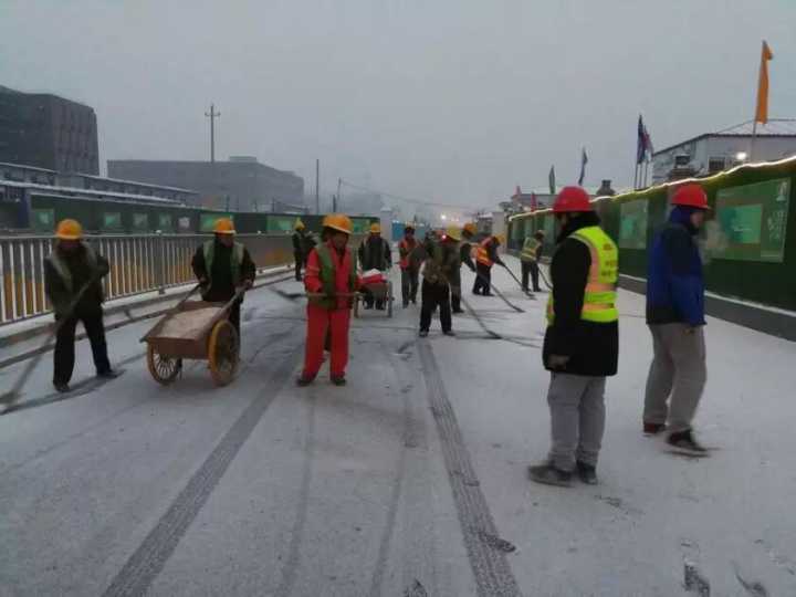 扫雪除冰暖人心 济南地铁在行动