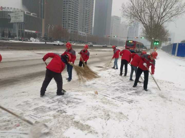 扫雪除冰暖人心 济南地铁在行动