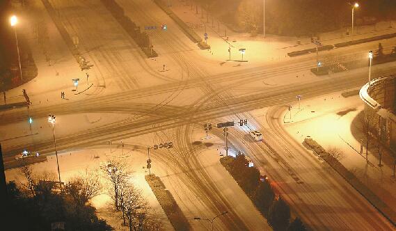 西城的路：雪“化”得有点慢 经六的桥：坡道有了防滑毡