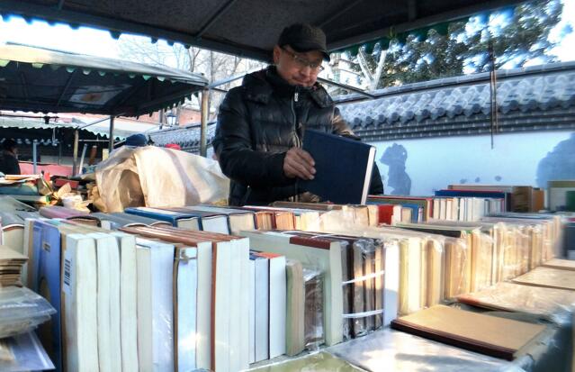 济南：书中淘“金” 中山公园旧书摊上也有文化与情怀