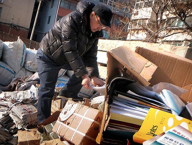 济南：书中淘“金” 中山公园旧书摊上也有文化与情怀