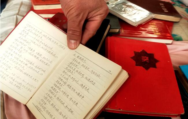 济南：书中淘“金” 中山公园旧书摊上也有文化与情怀