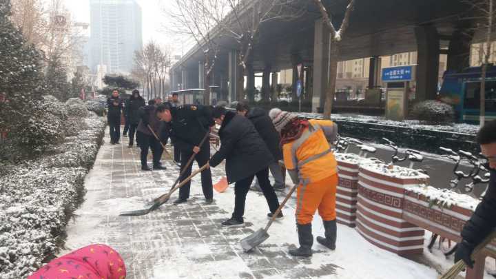 以雪为令 历城城管快速清雪保畅通