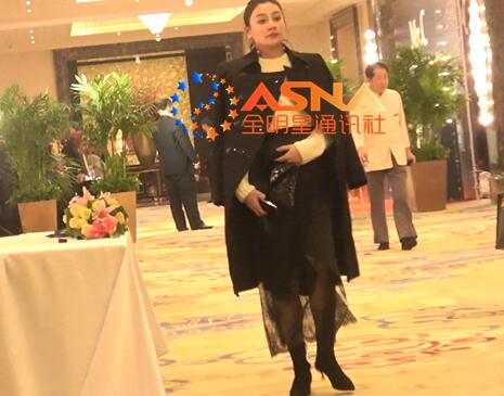 升级当爸?曹云金女友怀孕 唐菀小腹隆起且月份不小疑未婚先孕