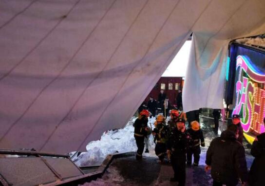 南京商场顶棚坍塌因大雪积压致使撕裂 积雪塌落致三名群众受伤