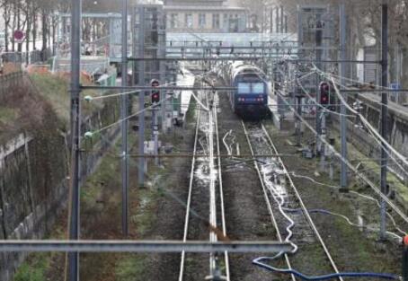 法国水城？巴黎铁路被淹 工作人员将铁轨内的积水抽出