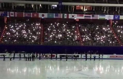 暖哭!观众手机照亮赛场