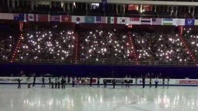 观众手机照亮赛场 台北小巨蛋内尴尬瞬间蜕变温馨画面