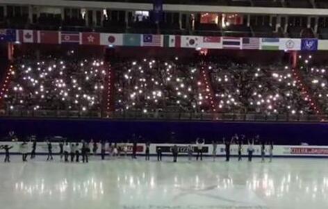 用爱发电！观众手机照亮赛场 电厂故障导致闭幕式没能完美收场