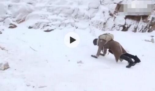 王俊凯雪地滑倒 顺势做俯卧撑机智化解尴尬