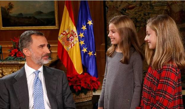 西班牙国王生日 小公主陪伴国王爸爸发表圣诞讲话