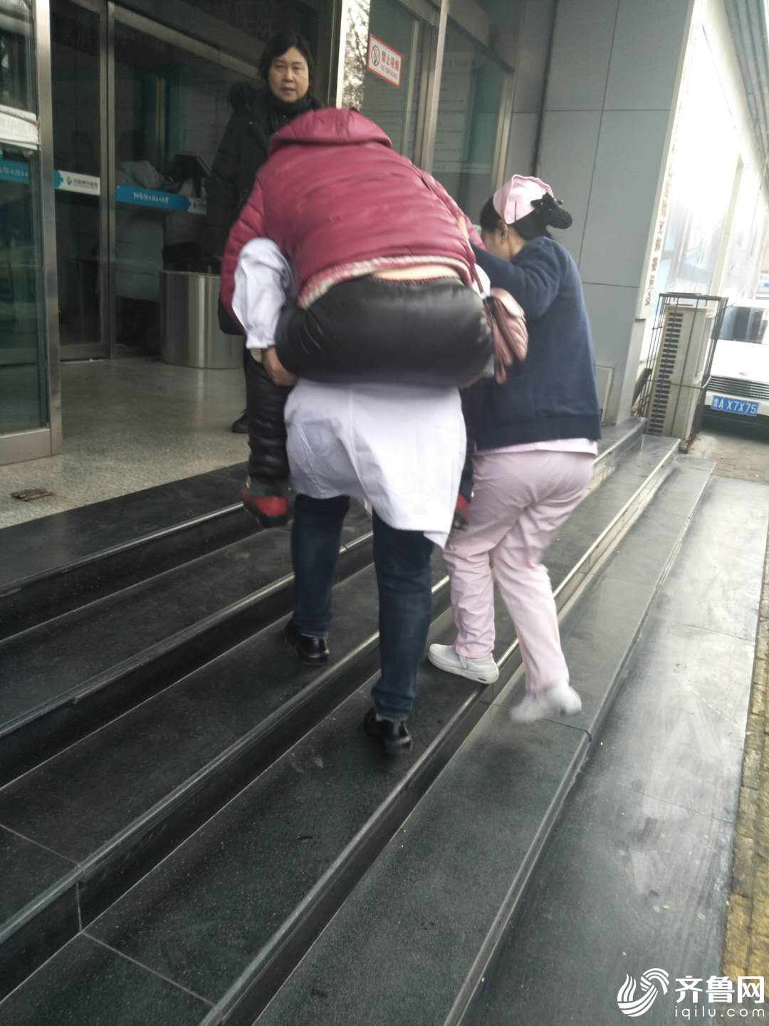 济南一患者肌无力复发 爱心护士背着就诊跑一天