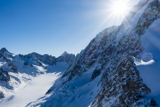 铤而走险！英两学生滑雪身亡 在非滑雪道滑雪结果坠落悬崖