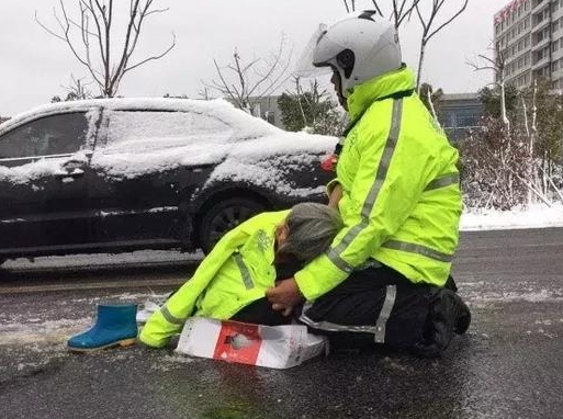 怒赞!交警跪地托举老人御寒 最美交警蜀黎暖心之举暖哭一座城