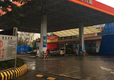 奇葩！丈夫把妻落加油站 副驾上是丈夫的朋友 妻不知丈夫电话号码