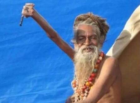 印度苦行僧举手43年想要放下已不可能 自残还是意志坚强?