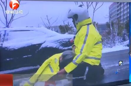 看哭！一張照片刷屏朋友圈 交警跪地托舉老人這舉動太暖心 