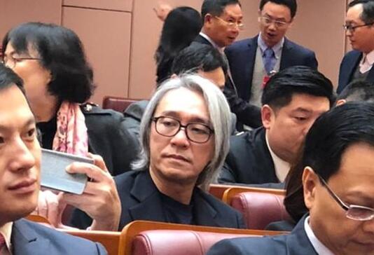 55岁周星驰满头白发现身 星爷大众脸放在人堆里都不会被人发现