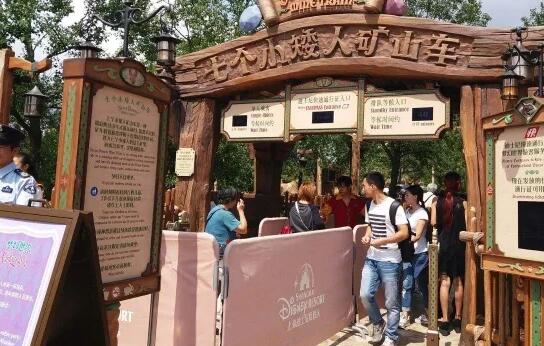 寒风凛冽，上海惊现迪士尼天价插队费 导览员:免排队玩几遍都可以