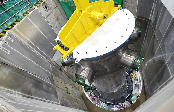 “华龙一号”全球首堆压力容器吊装成功 系中国三代核电工程压力容器