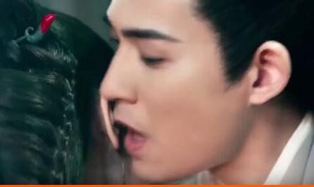 烈火如歌!周渝民热巴咬耳朵狂撩 新疆美女被仔仔背后抱壁咚网友直呼过瘾